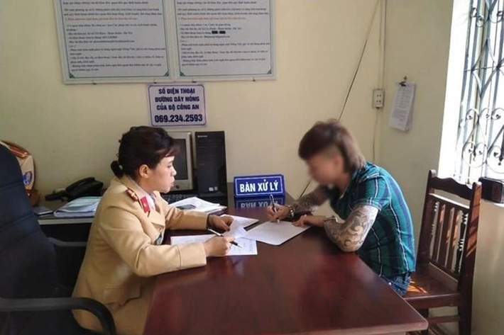Trước khi vào tù nhà Khá cũng bình thường. Tuy nhiên kể từ khi ra tù, không biết ai hướng dẫn cho đối tượng này làm Youtube và kể từ đó Khá giàu lên nhanh chóng. Khá mới xây được căn nhà to lớn ở làng.