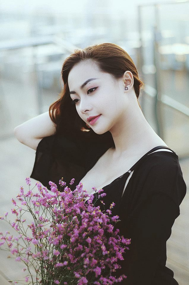 Sở hữu gương mặt "xinh như hoa", cùng thân hình với những đường cong nóng bỏng, Huyền Thạch rất "ăn hình" mỗi góc quay có mình góp mặt.
