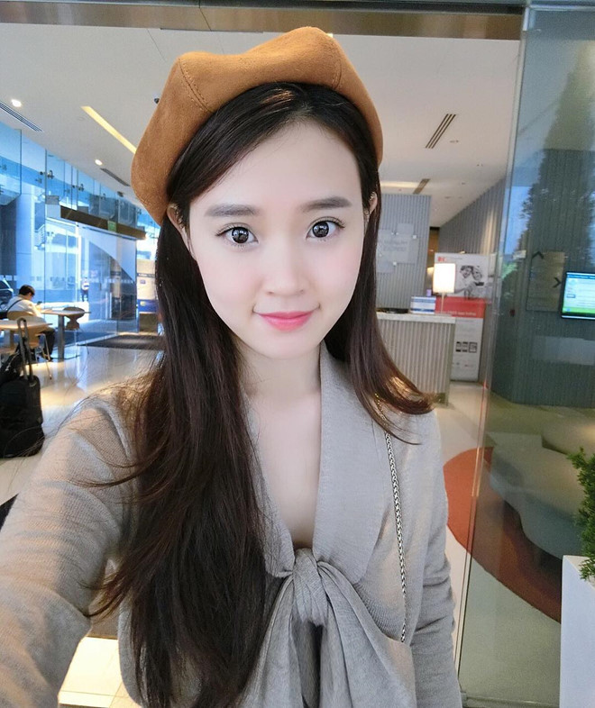 Ngày trước, Midu thường theo đuổi phong cách thời trang kín đáo, thanh lịch. Thời gian gần đây, cô hot girl 8X này chăm diện những bộ đồ gợi cảm, sexy, khoe vẻ đẹp "không tuổi" khiến dân mạng thích thú.