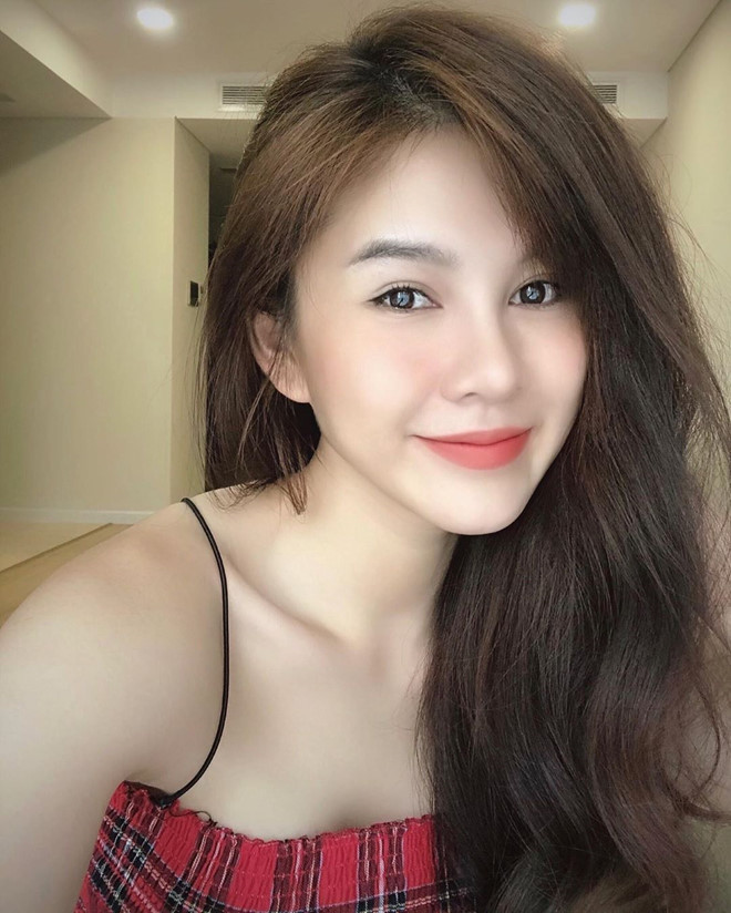 Thu Hoài nhận được nhiều sự quan tâm của dân mạng nhờ ngoại hình xinh xắn, gương mặt mang đường nét chuẩn con gái Á đông.