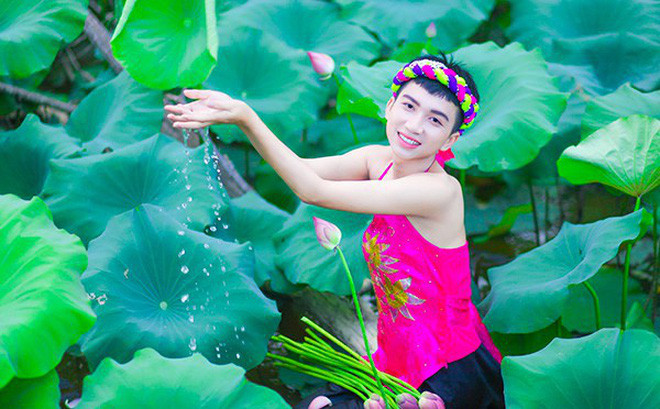 Tuấn Đạt cho biết thêm: "Hôm đó mình và ekip có đi chụp ảnh cho các bạn ở đầm sen Hồ Tây. Tự dưng mình lại nảy ra ý tưởng mặc áo yếm chụp ảnh với hoa sen để đem lại tiếng cười cho mọi người. Không ngờ lại được yêu thích đến vậy".