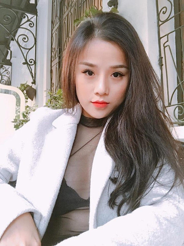 Thương Võ sinh ra và lớn lên ở Thái Hòa (Nghệ An), là cựu sinh viên của trường ĐH Văn hóa Nghệ thuật quân đội. Trước khi yêu thủ môn đội tuyển Việt Nam, cô nàng này đã được biết đến như một hot girl xinh đẹp và sở hữu vóc dáng quyến rũ.