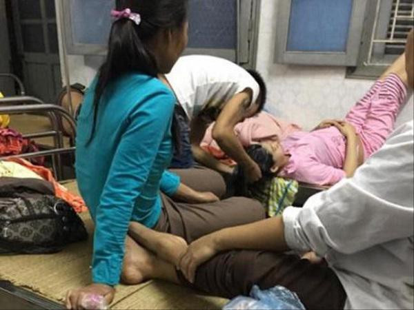 Câu chuyện về người chồng có hành động nhạy cảm với vợ được tài khoản N.H chia sẻ như sau: "Mình đang nằm viện các bạn ạ. Đây là bạn cùng phòng mình, bạn đó đẻ mổ được 3 hôm, chồng sinh năm 98 mà khéo dã man luôn, đêm thức dỗ con, pha sữa cho con bú.