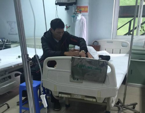 Dù vẫn biết là có những ông chồng chẳng ngại ngần hay nề hà việc gì, họ thậm chí giúp vợ vệ sinh vùng tế nhị lúc mới sinh cũng chẳng sao, nhưng không gian bênh viện là của chung và mình thì vẫn cần tôn trọng những người bên cạnh.