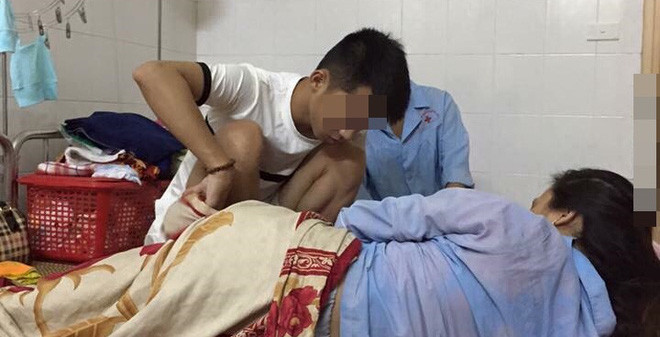 Hôm nay sữa về mà bạn ấy bị tắc tia sữa, thế là mẹ vợ bảo con ra ti cho vợ con xem có hết tắc không. Thế là anh chồng trẻ ra ti thật, cả phòng cười như điên dại lên, anh chồng còn trùm chăn để ti cơ nhưng mình không chụp được vì mải cười quá. Anh chồng trẻ loay hoay một hồi xong bảo con chả ti được mẹ ạ. Bọn mình lại thêm trận cười…". Nickname N.H chia sẻ thêm.