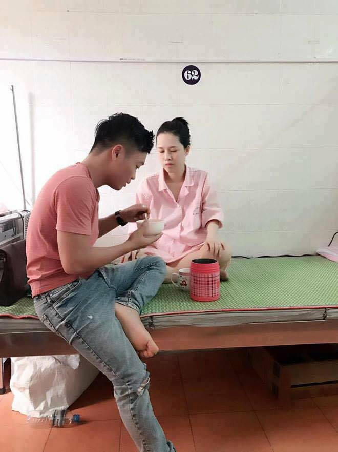 Rất nhiều ý kiến cho rằng, đó là chuyện thường và hành động này thật sự rất đáng khen, không hổ danh là "chồng nhà người ta", hay "anh chồng thương vợ nhất năm".