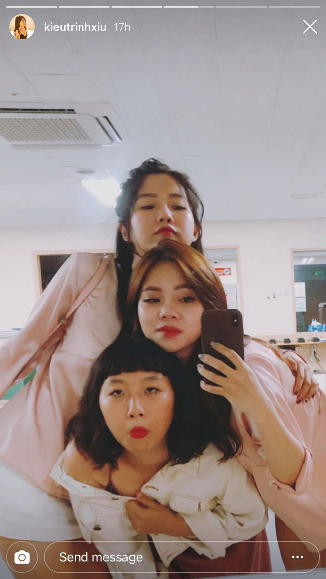 Thời gian qua, hàng loạt trào lưu chụp ảnh nhóm xuất hiện trên MXH như xếp chồng người lên nhau, tạo hình ngôi sao 5 cánh... Mới đây, xuất hiện thêm phong cách chụp ảnh nhóm mới được đông đảo bạn trẻ hưởng ứng.