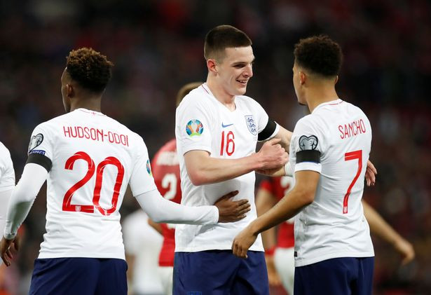 Theo Mirror, 3 ngôi sao được Solskjaer nhắm đến lúc này là Jadon Sancho, Declan Rice và Aaron Wan-Bissaka.