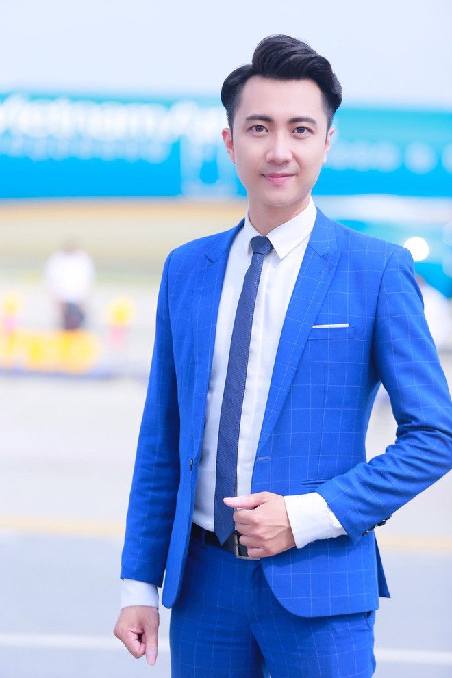 Giáo viên Hoàng Anh Duy sinh năm 1984 từng một thời gian gây sốt cho nữ sinh trường Đại học Ngoại Thương Hà Nội và cả TP HCM vì vẻ ngoài như hot boy, phong cách ăn mặc lịch lãm và giảng bài cực hay.