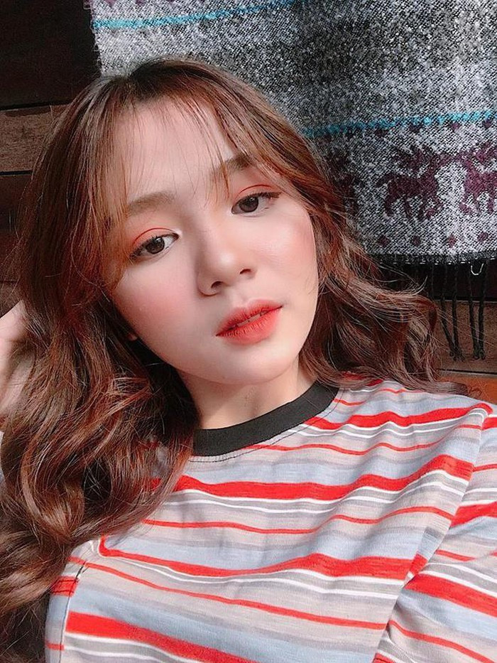 Không chỉ gây chú ý với bức ảnh ngủ gật, 9X quê Nghệ An còn trở nên nổi tiếng với màn dậy thì thành công khi những tấm ảnh cũ của cô được dân mạng tìm lại.