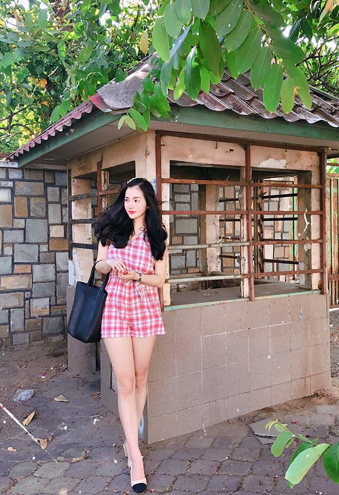 Vì bản thân theo style quyến rũ nên đôi lúc, Hồng Nhung gặp không ít tin nhắn khiếm nhã từ người khác. Đứng trước những tình huống này, cô bạn chọn cách im lặng block đối phương.