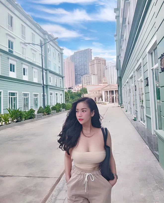 Hồng Nhung tiết lộ số đo vòng một của mình trong lần đo gần nhất khoảng 105-108cm. Cũng nhờ số đo khủng này, gái xinh Việt Nam được báo Trung Quốc chú ý tới.