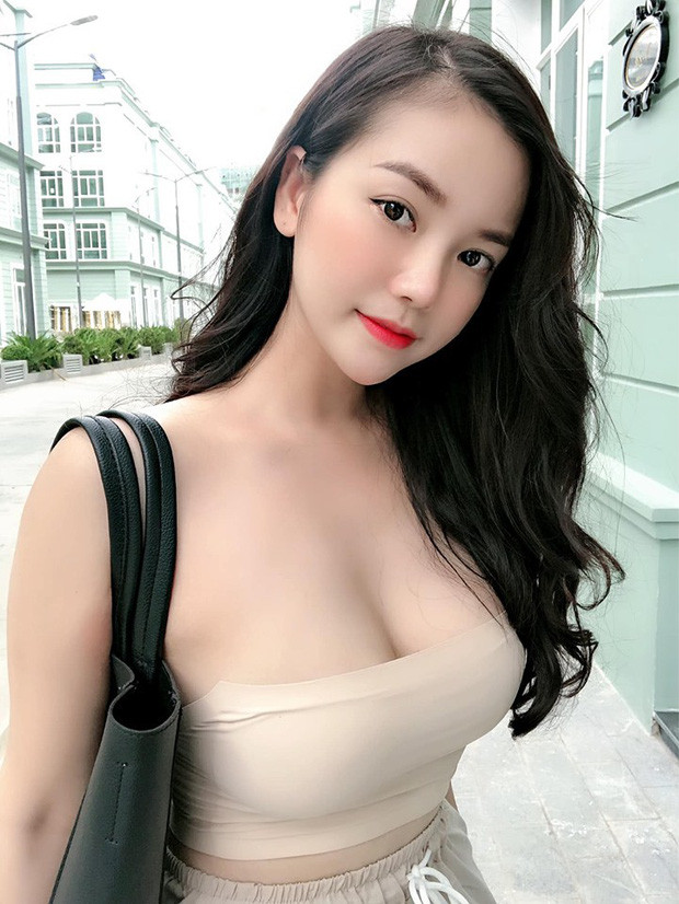 Thời gian qua, gái xinh Việt Nam liên tục xuất hiện trên báo Trung Quốc. Gương mặt mới nhất có tên Phạm Hồng Nhung, cô bạn 9X được chú ý bởi gương mặt khả ái và vòng một siêu khủng.