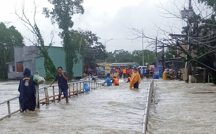 Sau 4 ngày mưa lớn khu vực trên đảo Phú Quốc, nhiều tuyến đường bị ngập nặng, thậm chí các khu vực còn bị chia cắt. Gần 1.000 người là cán bộ, công an, bộ đội, dân quân tự vệ ra đường để giúp người dân phòng, chống ngập lụt. Ảnh: Lao Động