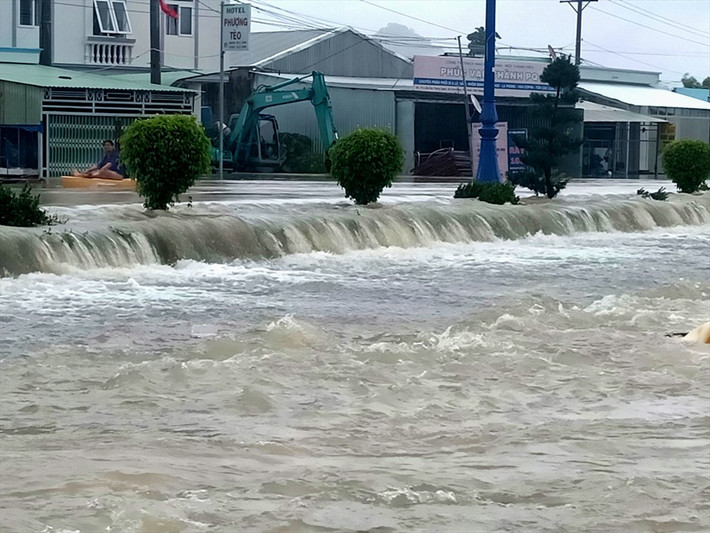 Hàng trăm hộ dân được sơ tán đến trường học, cơ quan nhà nước, nhà người thân... Tại các xã như Cửa Dương, Dương Tơ , thị trấn Dương Đông nước ngập sâu lịch sử. Ảnh: Vietnamnet