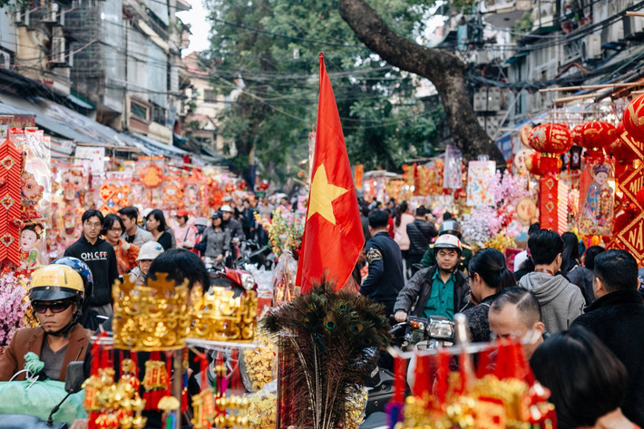 Trong những ngày cuối cùng của năm cũ, người ta tới đây, tranh thủ tìm lại hương vị Tết xưa. Đôi khi vốn chỉ để hòa mình vào không khí du xuân, muốn được đi qua những gian hàng truyền thống rồi tự mình cảm nhận phần nào sự nhộn nhịp, hối hả của thời gian.