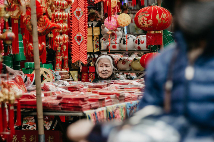 Tuy vậy, không ít các thế hệ người Hà Nội vẫn tìm về đây, vào những ngày cuối cùng của năm. Họ tìm thấy giữa những hối hả, tấp nập là khoảng lặng, sự bình yên mà không phải phiên chợ nào cũng có.