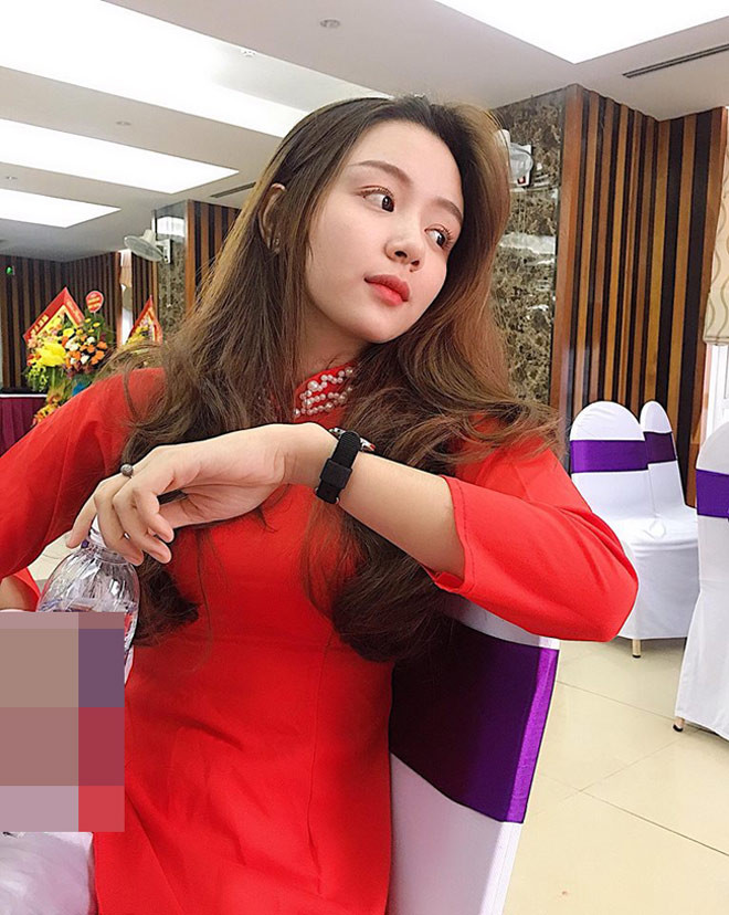 Trên Facebook cá nhân, Linh Chi khá chăm chỉ cập nhật hình ảnh đời thường. Cô nàng vẫn sở hữu khá nhiều lượt theo dõi nhờ gương mặt khả ái.