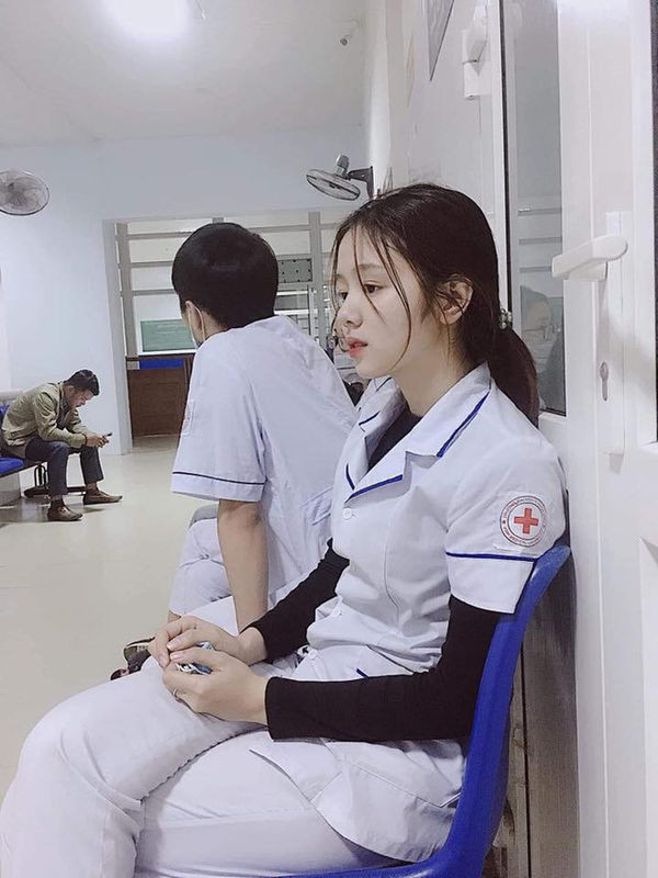 Mới đây, một clip được truyền tay trên mạng xã hội khiến nhiều thanh niên tuyên bố "không sợ đi bệnh viện nữa" bởi trong video là hot girl điều dưỡng vô cùng xinh đẹp.