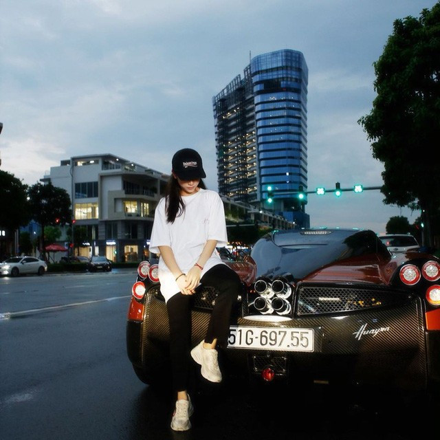 Joyce Pham tên thật là Phạm Anh Min (sinh năm 1999), theo nhiều nguồn tin nữ Rich Kid Việt này là tiểu thư con đại gia khét tiếng giới kinh doanh Việt - Phạm Trần Nhật Minh (Minh Nhựa).