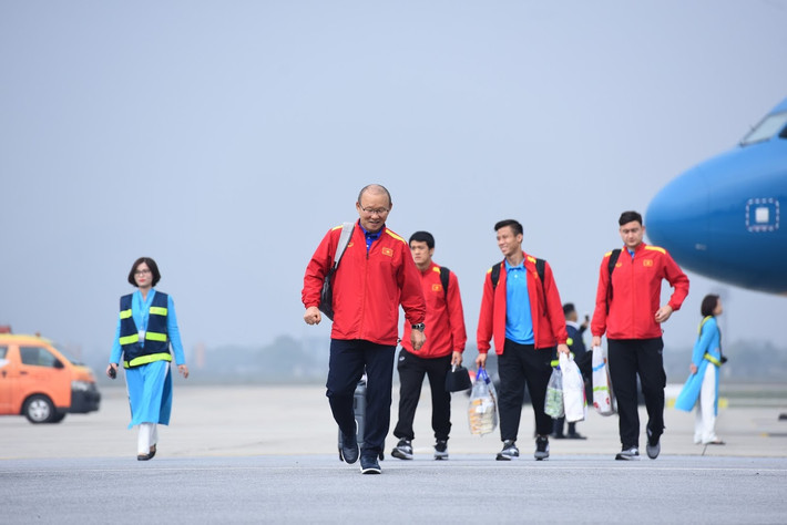Chiều 26/1 tại sân bay Quốc tế Nội Bài, đội tuyển Việt Nam về nước sau hành trình tại Asian Cup 2019 thành công. Lần trở về này của các "chiến binh sao vàng" có rất nhiều sự đặc biệt và ngay khi bước xuống cầu thang máy bay, BHL cũng như các cầu thủ đã nhận được sự chào đón nồng nhiệt từ các nhân viên tiếp đón.