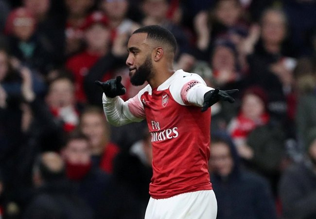 Chuyển nhượng cầu thủ từ The Sun, sau khi dính tin đồn chuyển sang Barca thi đấu, Alexandre Lacazette đã có câu trả lời gọn gàng: "Tôi thấy mình như được tâng bốc".