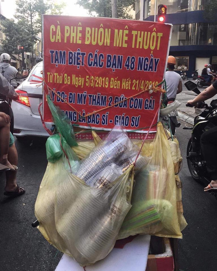 Chỉ vì đi Mỹ thăm con gái là bác sĩ - giáo sư nên quán cafe dạo ở Sài Gòn đã xin phép khách nghỉ 48 ngày.