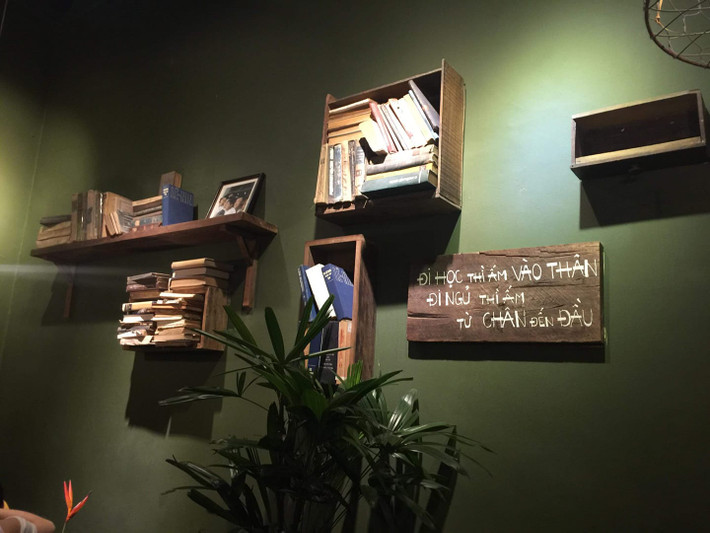 Đi học thì ấm vào thân nhưng đi ngủ thì ấm cả từ chân đến đầu, câu slogan cực đời thực và tạo điểm nhấn cho quán cafe.