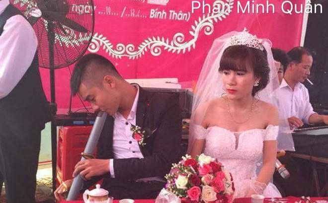Ngày cưới là ngày vô cùng trọng đại với các cặp đôi, ai cũng muốn cho mình những hình ảnh đẹp nhất trong ngày này. Tuy nhiên, vì một số lý do mà nhiều chú rể vẫn không bỏ được thói quen hút thuốc mặc dù ngồi bên cạnh cô dâu khiến dân mạng ngạc nhiên.