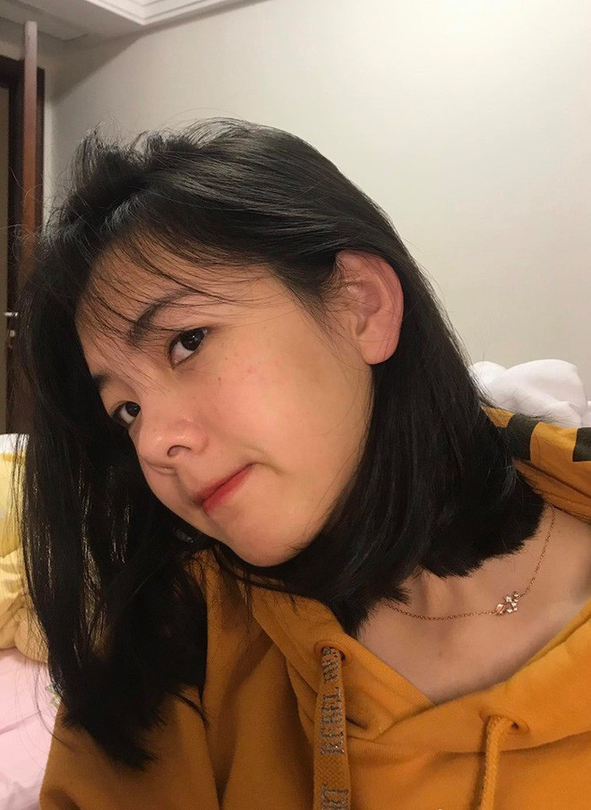 Mới đây, một cô nàng đã khiến dân tình rần rần xin info bởi những khoảnh khắc đẹp xuất sắc dù đang chụp ảnh mặt mộc, tóc tai thì loà xoà và thậm chí còn không thèm qua chỉnh sửa qua các phần mềm làm đẹp.