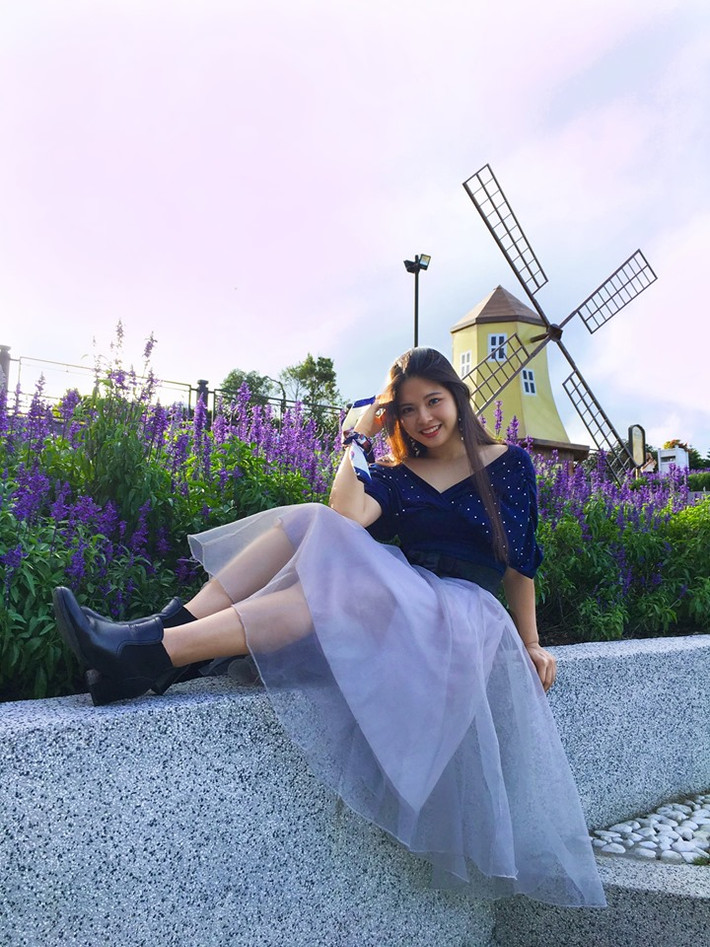Giáng Ngọc hiện là MC của nhiều chương trình lớn nhỏ, chủ yếu dẫn song ngữ. 9X từng giành chức quán quân các cuộc thi MC Mic Rubik THPT Gia Định, Tìm kiếm MC tài năng Đại học Kinh tế TP.HCM, Mật mã ngôn từ 2018 của sinh viên toàn thành phố.