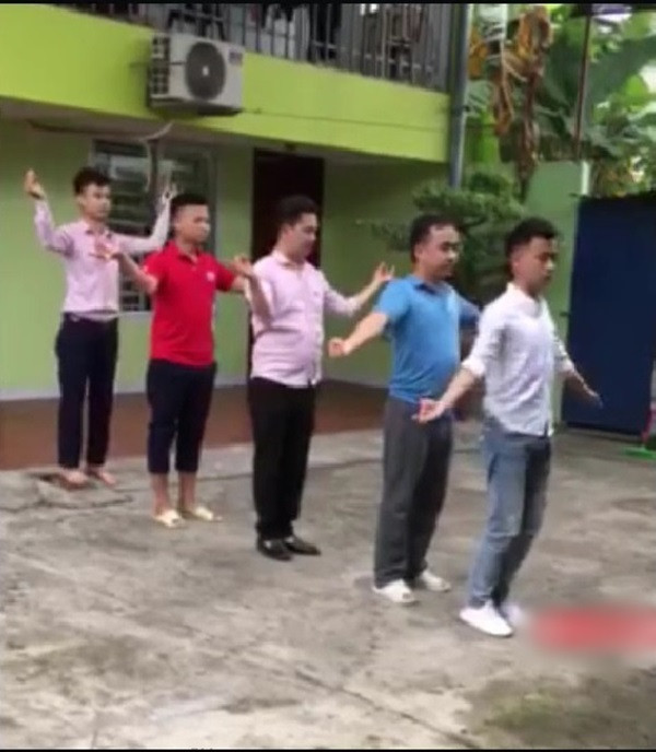 Ngày Quốc tế phụ nữ là thời điểm mà các đấng mày râu nghĩ ra nhiều cách để tôn vinh phái đẹp. Bên cạnh những món quà thì nhiều nhóm anh em đã nghĩ ra sẽ làm một tiết mục văn nghệ để mừng hội chị em.