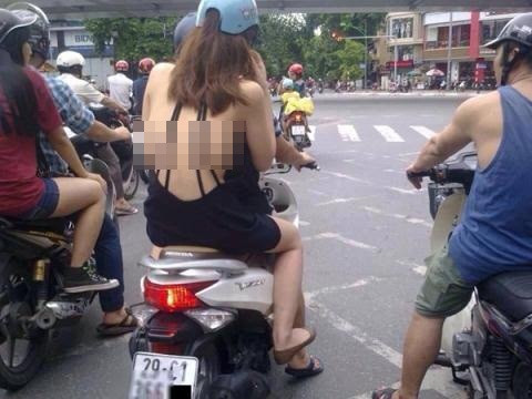 Việc những cô gái ăn mặc hở hang, lố lăng là điều CĐM Việt không xa lạ. Nhưng nên nhớ rằng, Việt Nam là đất nước Á Đông và vẫn giữ được nét văn hóa riêng của mình trong đó phụ nữ dù không xinh nhưng vẫn phải ăn mặc kín đáo.