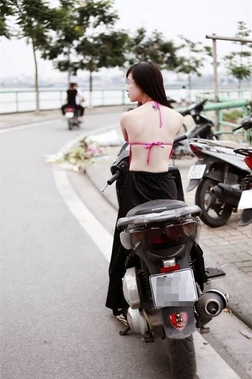 Cách đây không lâu, trên mạng xã hội cũng được phen rầm rộ khi bàn về hình ảnh một người phụ nữ ngồi chiếc xe máy đắt tiền, mặc áo yếm ra đường khiến nhiều người không khỏi bức xúc. Đặc biệt là trong ngày nắng nóng đỉnh điểm như này càng khiến nhiều người tức giận.