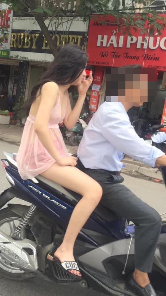 Mới đây nhất, MXH lại được phen xôn xao khi trong những ngày nắng nóng lại xuất hiện các cô gái mặc như không ra đường. Những bức hình ngay lập tức được lan truyền chóng mặt trên các fanpage cộng đồng và gây chú ý đặc biệt.
