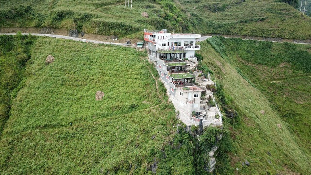 Cụ thể, nhà báo Trần Đăng Tuấn cho biết, công trình khách sạn có tên Mã Pì Lèng Panorama khiến cho quang cảnh thiên nhiên vô cùng kì thú ở một trong tứ đại danh đèo ở miền Bắc bị phá vỡ.