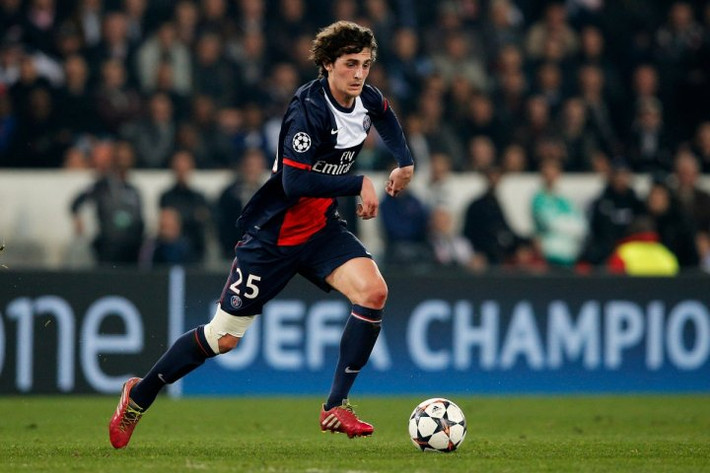Chelsea đã chia tay Fabregas, và hiện đang xúc tiến kế hoạch chuyển nhượng Adrien Rabiot. Theo báo chí Anh và Pháp, ông chủ Abramovich rất kết Rabiot khi hợp đồng của anh với PSG sẽ đáo hạn vào cuối mùa giải này.