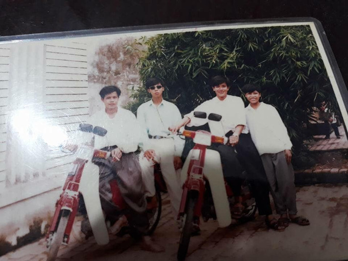 Áo sơ mi trắng, quần âu, tóc hai mái và ngồi trên chiếc xe Cub kim vàng, giọt lệ thì biết bao cô gái đã từng phải liêu xiêu trước các cậu ấm con nhà giàu.