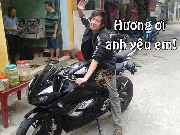 Gần đây, đoạn video tán gái "bá đạo" của Tuấn Sacola lại được chia sẻ lại và vẫn khiến nhiều người bật cười như ngày nào. Trang cá nhân của Tuấn cũng thường xuyên livestream, chia sẻ hình ảnh mới. Nhiều dân mạng đã vào và hỏi anh đã "tán" được cô gái năm xưa hay chưa.
