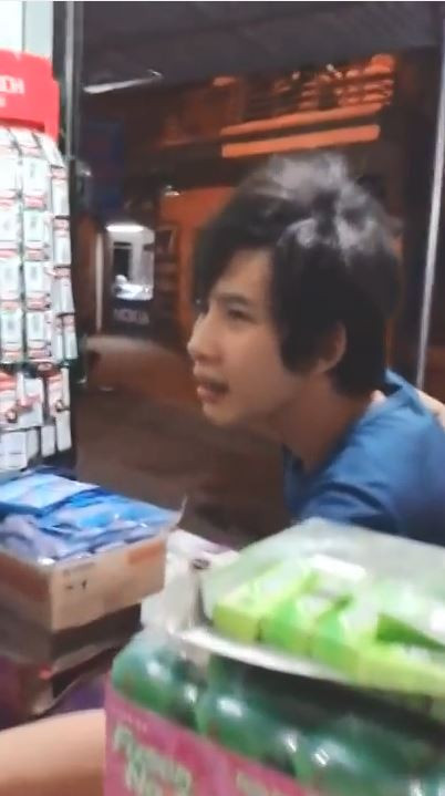 Năm 2014, cư dân mạng chia sẻ clip một chàng trai tán tỉnh cô gái tên Hương ở quầy bán tạp hóa với câu nói nổi tiếng "áo vàng áo xanh chứng kiến cho anh". Nam chính sau đó được tìm ra là Cao Anh Tuấn (nickname Tuấn Sacola, 27 tuổi).