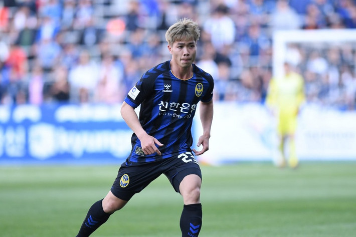 Sau trận đấu, trả lời phỏng vấn của báo giới HLV Incheon United đã có nhận xét thẳng thắn về Công Phượng. Ông đánh giá cao tiền đạo này về mặt chuyên môn nhưng cho rằng điểm yếu của Công Phượng nằm ở sự tương tác với đồng đội.