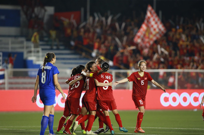 Đánh bại kỳ phùng địch thủ nữ Thái Lan trong trận chung kết môn bóng đá nữ SEA Games 30, tuyển nữ Việt Nam đã tạo nên lịch sử khi trở thành đội bóng giành nhiều HCV nhất lịch sử giải đấu với 6 lần.