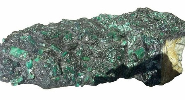 Tháng 5/2017, các thợ mỏ ở Brazil đã tìm thấy một khối đá có vẻ ngoài xấu xí nặng 320kg.