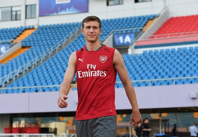 Nguồn tin từ Daily Mail cho biết, Arsenal đồng ý bán đứt tiền vệ Krystian Bielik cho Derby County với mức phí 10 triệu bảng (trả góp). Đáng chú ý, đội bóng cũ của cầu thủ người Ba Lan - Legia Warsaw cũng nhận được 500.000 bảng nhờ giao kèo trước đó với đại diện của Premier League.