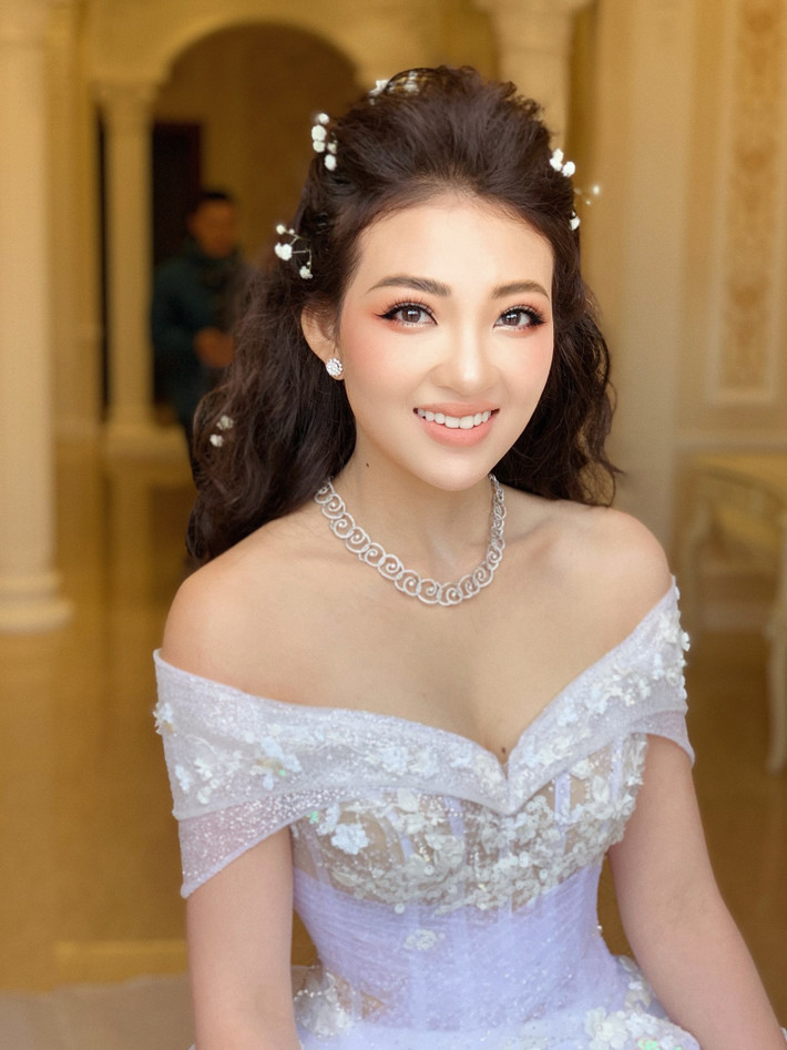 Trên trang cá nhân của mình, cô dâu Thu Hương cũng chia sẻ những hình ảnh trong hôn lễ của mình khiến nhiều người ngưỡng mộ.