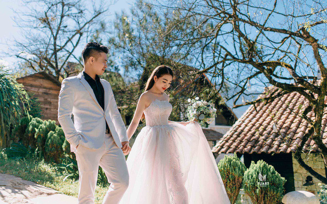 Theo như tìm hiểu được biết, cô dâu vàng đeo trĩu cổ trong đám cưới là Thu Hương (sinh năm 2000) và chú rể Năng Tĩnh (sinh năm 1993). Cả hai gia đình thông gia đều giàu có.