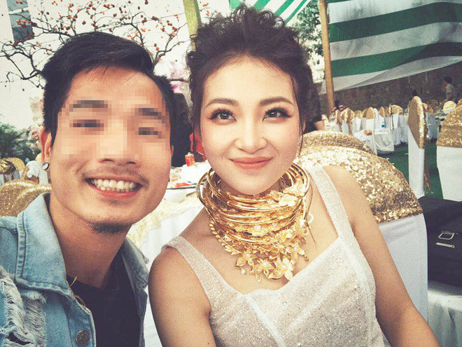 Lượng vàng trên cổ cô dâu Thu Hương ước tính tới hàng chục cây vàng. Đó là chưa kể tới việc bố cô còn tặng con gái của hồi môn là 200 cây vàng và 2 chiếc sổ đỏ.