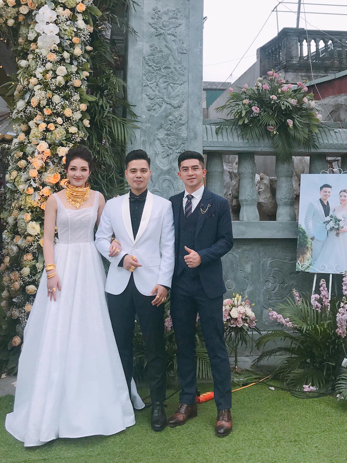 Ngay sau khi những hình ảnh về đám cưới sang trọng được chia sẻ trên mạng xã hội đã khiến ai nấy cũng phải trầm trồ trước sự giàu sang, đồng thời gửi lời chúc phúc đến với đôi vợ chồng trẻ.
