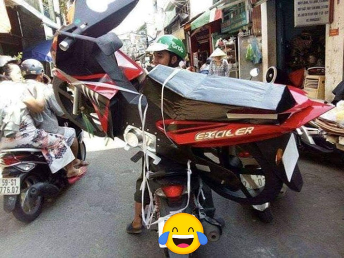 Chiếc xe gắn máy được làm y như thật là mặt hàng được bán chạy nhất trong dịp tháng 7 âm lịch để các gia đình hóa cho các cụ.