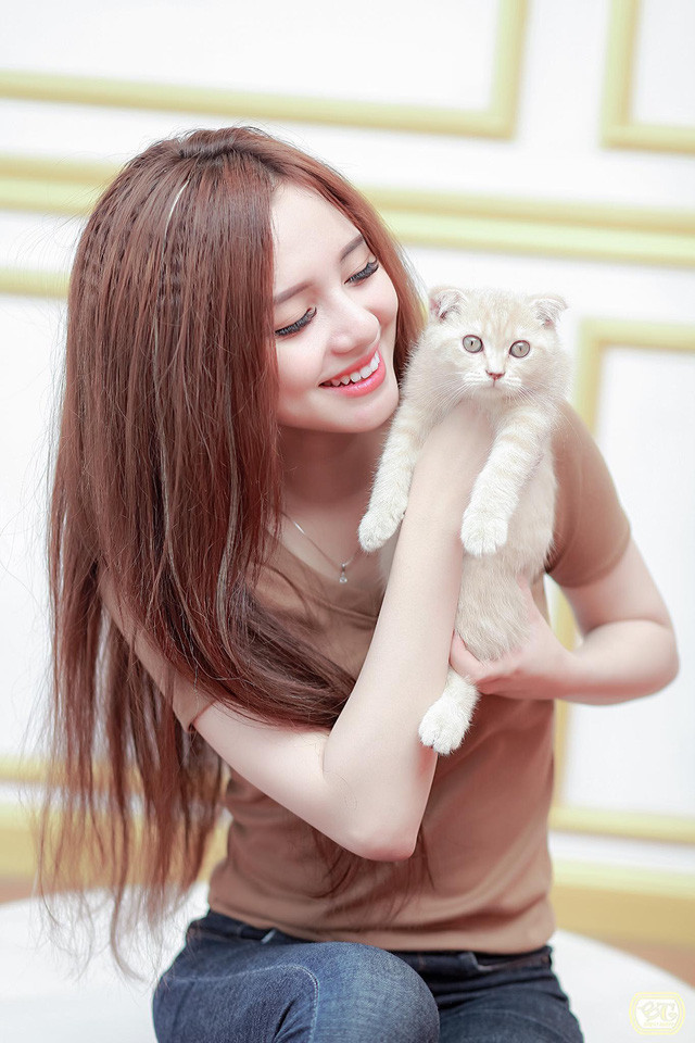 Ngân Quỳnh không ít lần đăng tải những dòng status, hình ảnh hay clip tự "dìm" bản thân khiến ai cũng phải "bật ngửa". Có lẽ vì tính cách cũng nghịch ngợm, vui tính nên những hình ảnh nhíu mày của cô nàng cũng chỉ để trêu đùa nhưng không ngờ nó có tính "sát thương" ghê gớm như vậy.